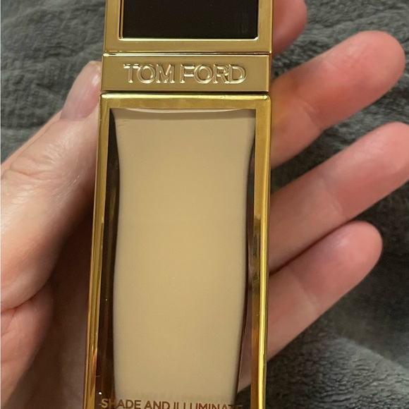 SOLD—TOM FORD Shade & Illuminate Linen 2.5 Foundation - Picture 3 of 6